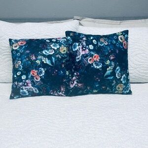 💐 Set of 2 Floral Navy Scatter Cushions - Washable